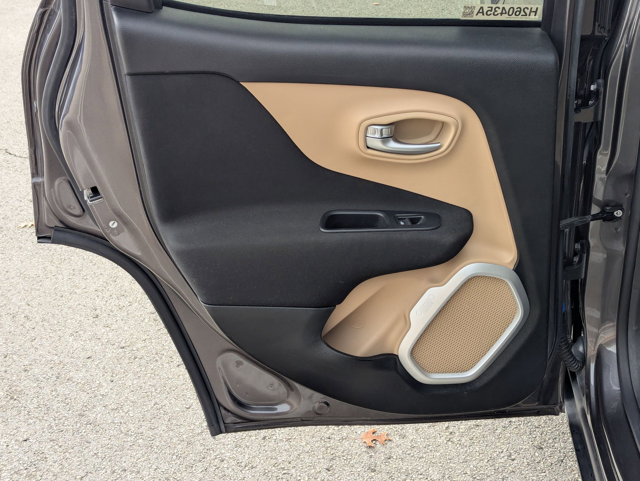 Used 2018 Jeep Renegade Latitude w/ Safety & Security Group image 11