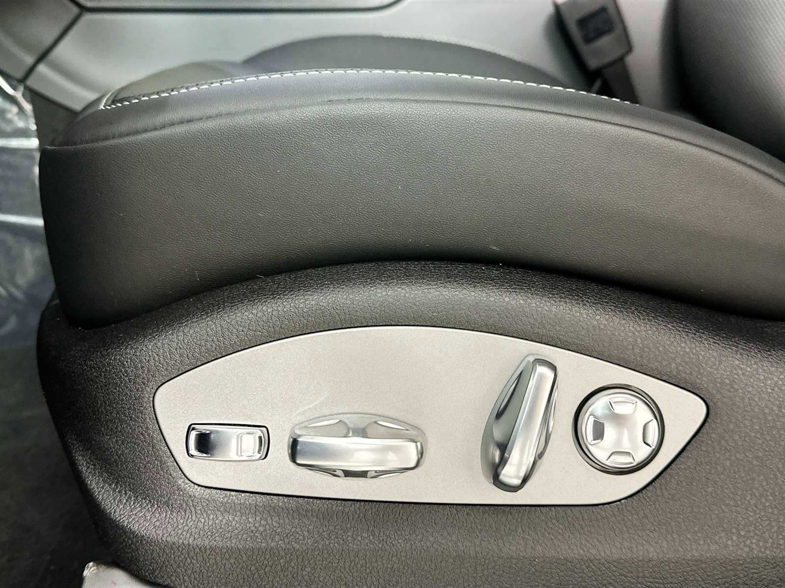 New 2025 Porsche Macan S image 12