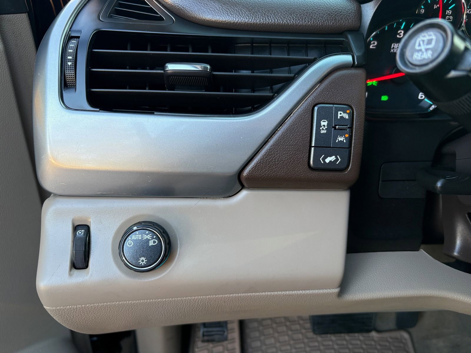 Used 2018 Chevrolet Suburban LT image 45