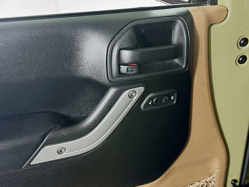 Used 2013 Jeep Wrangler Unlimited Rubicon w/ Connectivity Group image 23