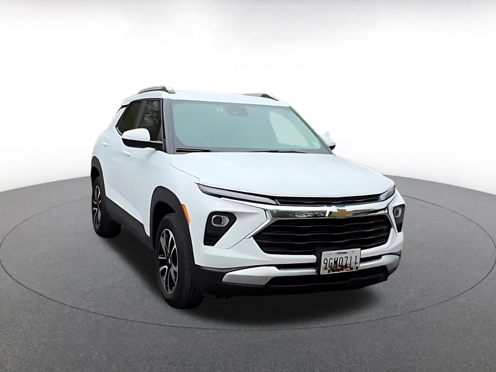 Used 2025 Chevrolet TrailBlazer LT FWD image 3