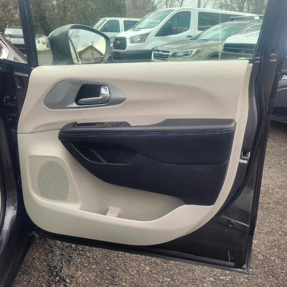 Used 2017 Chrysler Pacifica Touring Plus image 27