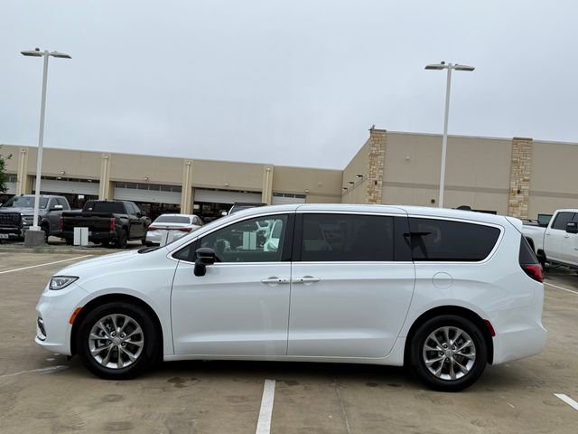 Used 2026 Chrysler Pacifica Limited FWD image 7