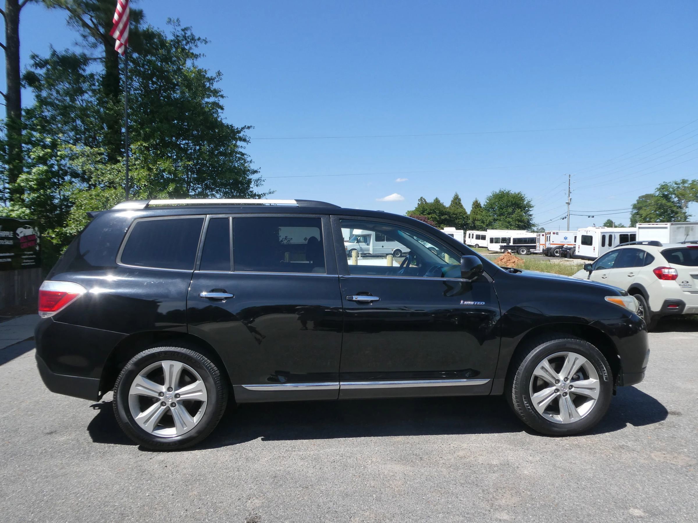 Used 2012 Toyota Highlander Limited w/ Tow Pkg FWD image 4