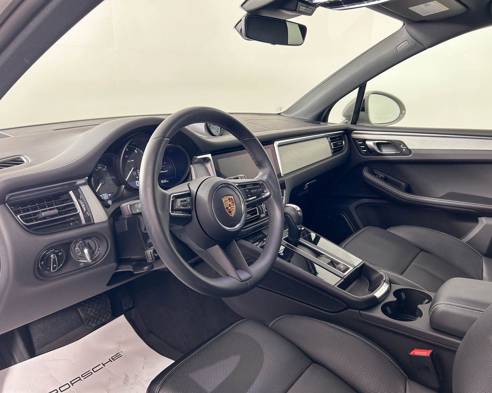 Used 2024 Porsche Macan image 4
