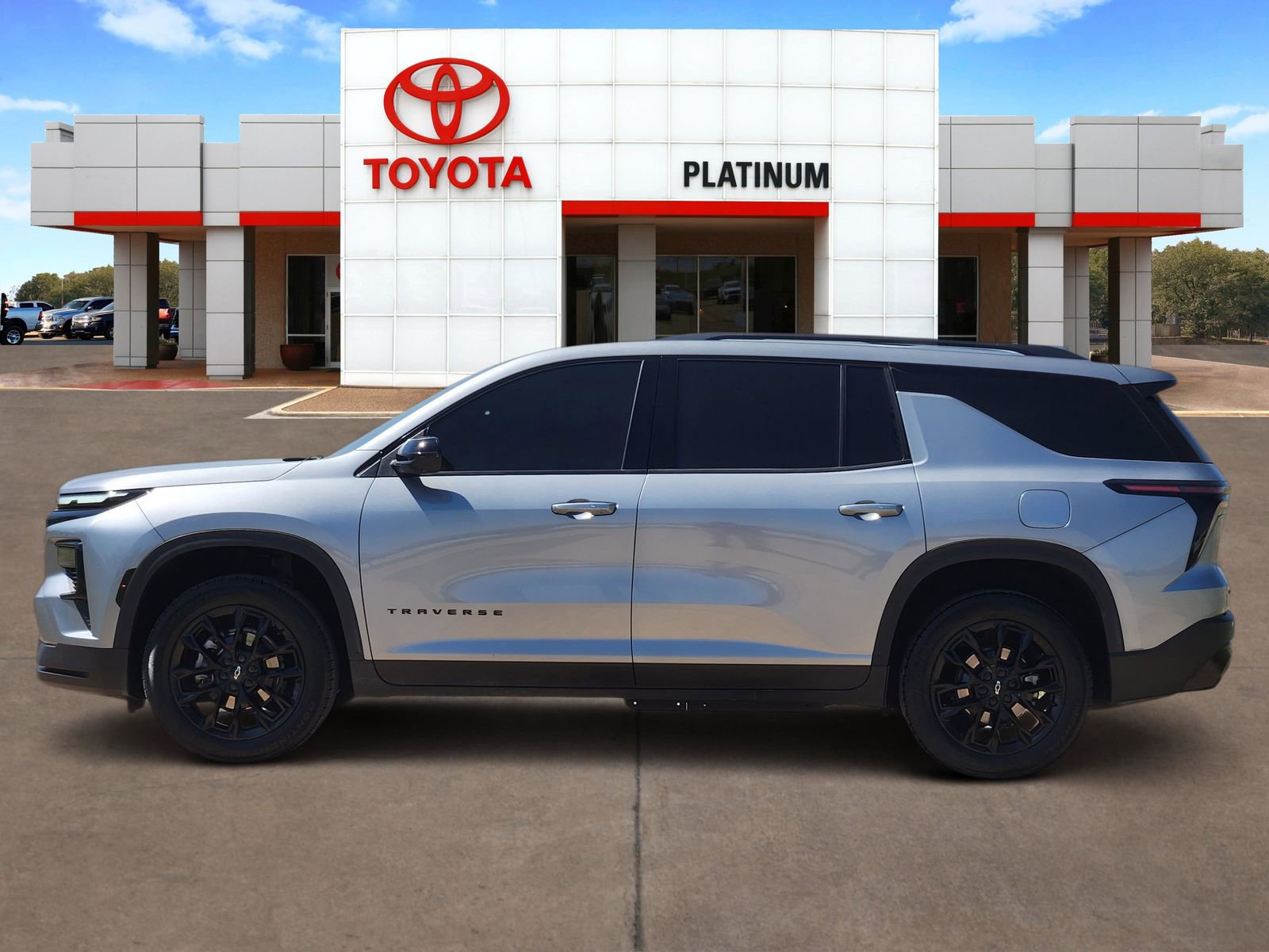 Used 2024 Chevrolet Traverse LT w/ Midnight/Sport Edition image 3