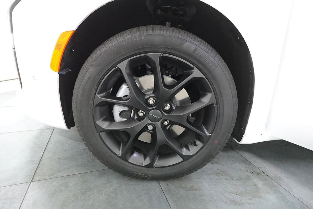 New 2027 Chrysler Pacifica Limited AWD/4WD image 33