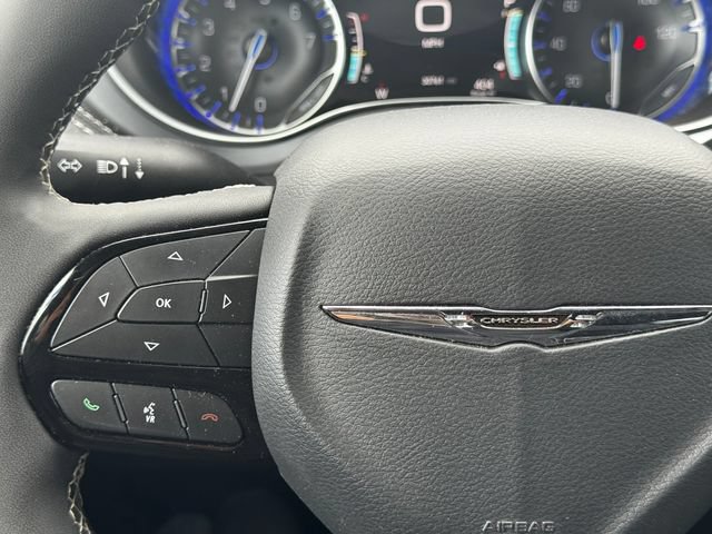 Certified 2025 Chrysler Pacifica Limited FWD image 25