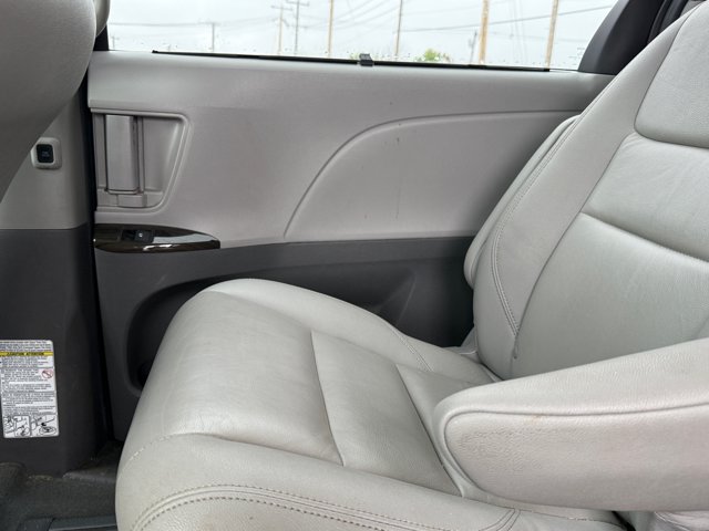 Used 2020 Toyota Sienna XLE Premium AWD/4WD image 22