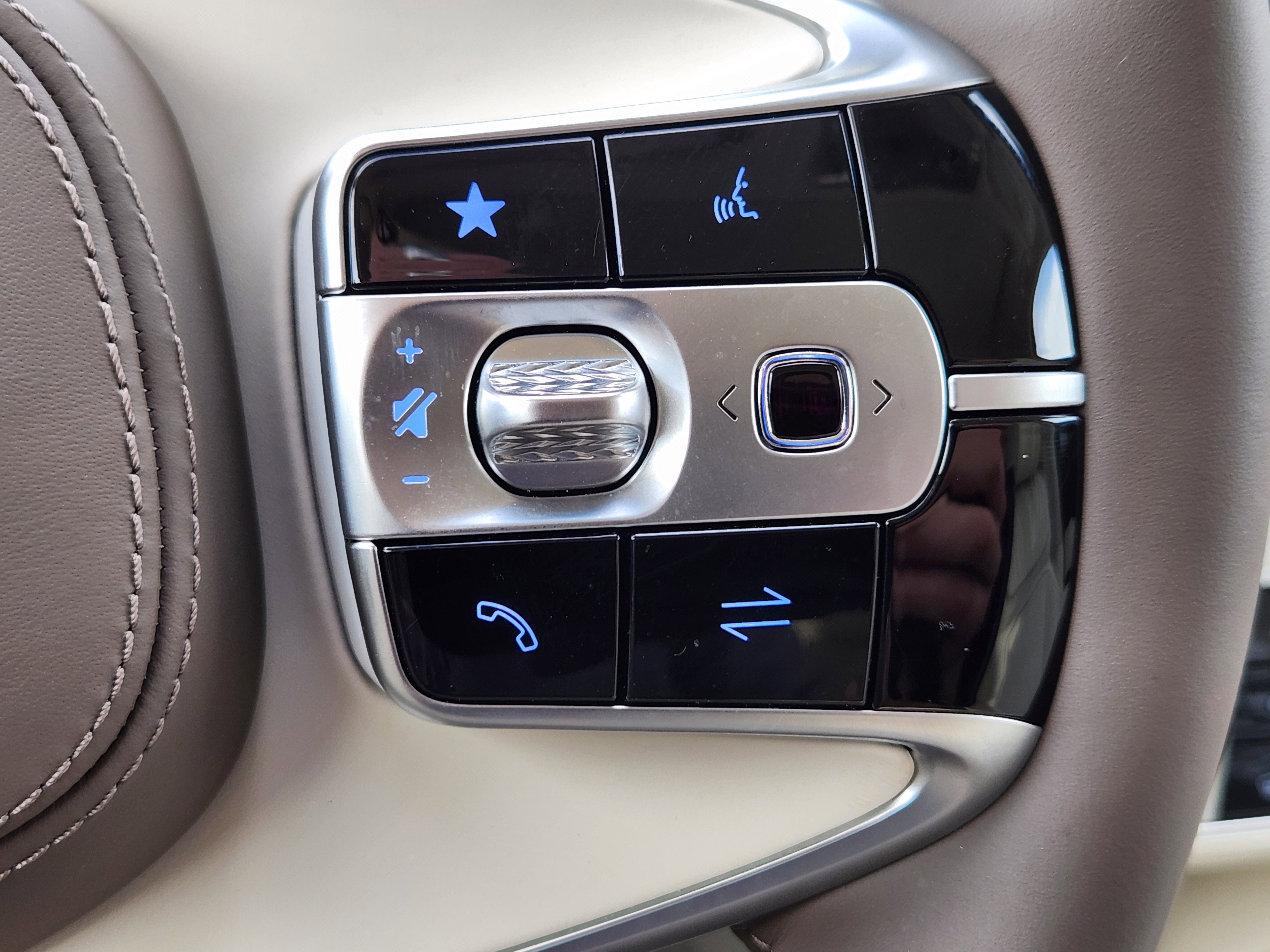 Used 2025 Genesis G90 3.5T image 31