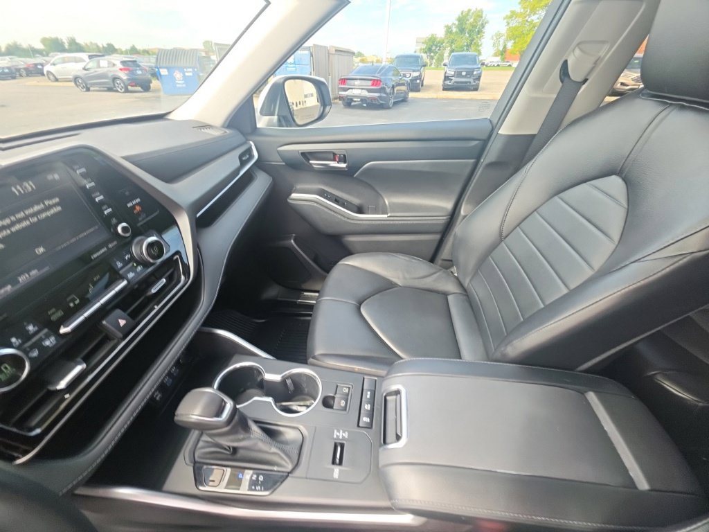Used 2022 Toyota Highlander XLE AWD/4WD image 23