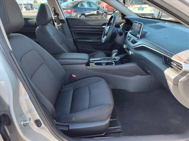 Used 2024 Nissan Altima 2.5 SV image 11