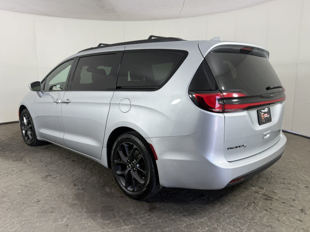 Used 2022 Chrysler Pacifica Touring-L w/ S Appearance Package FWD image 5