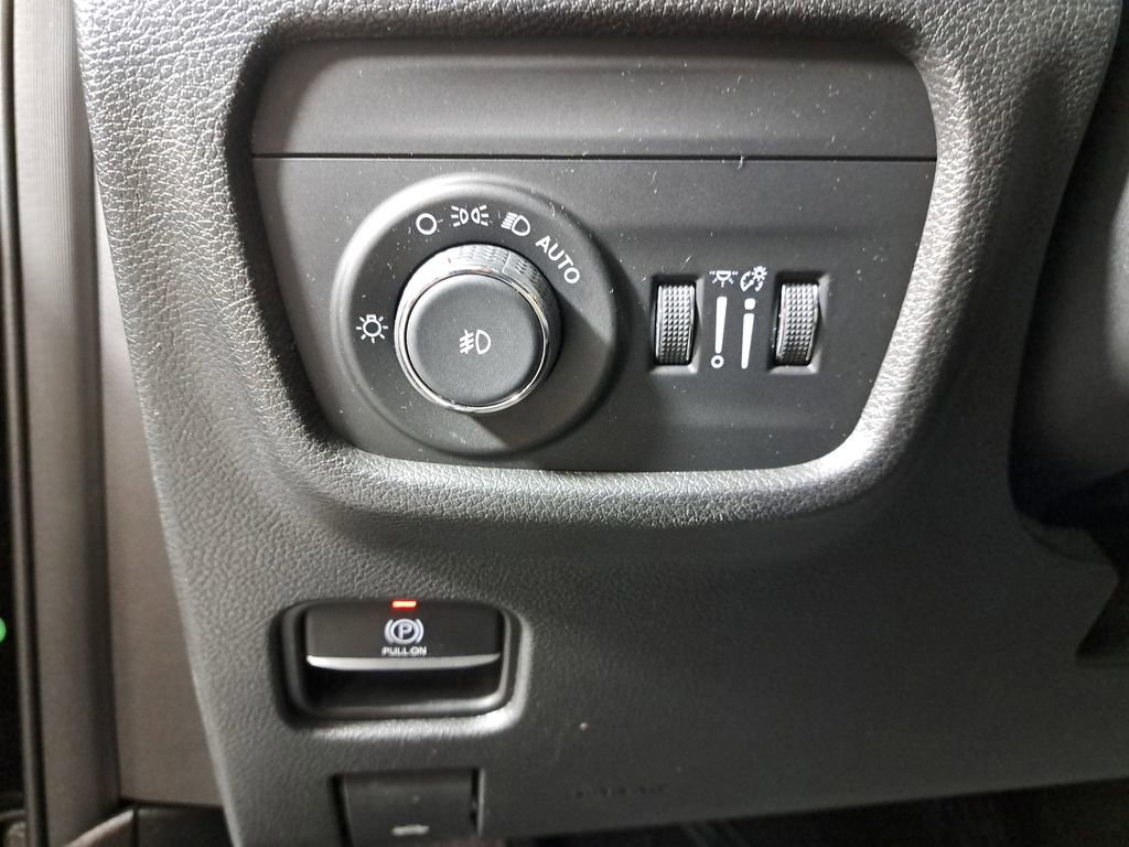 Used 2022 Jeep Grand Cherokee L Limited w/ Black Appearance Package image 12