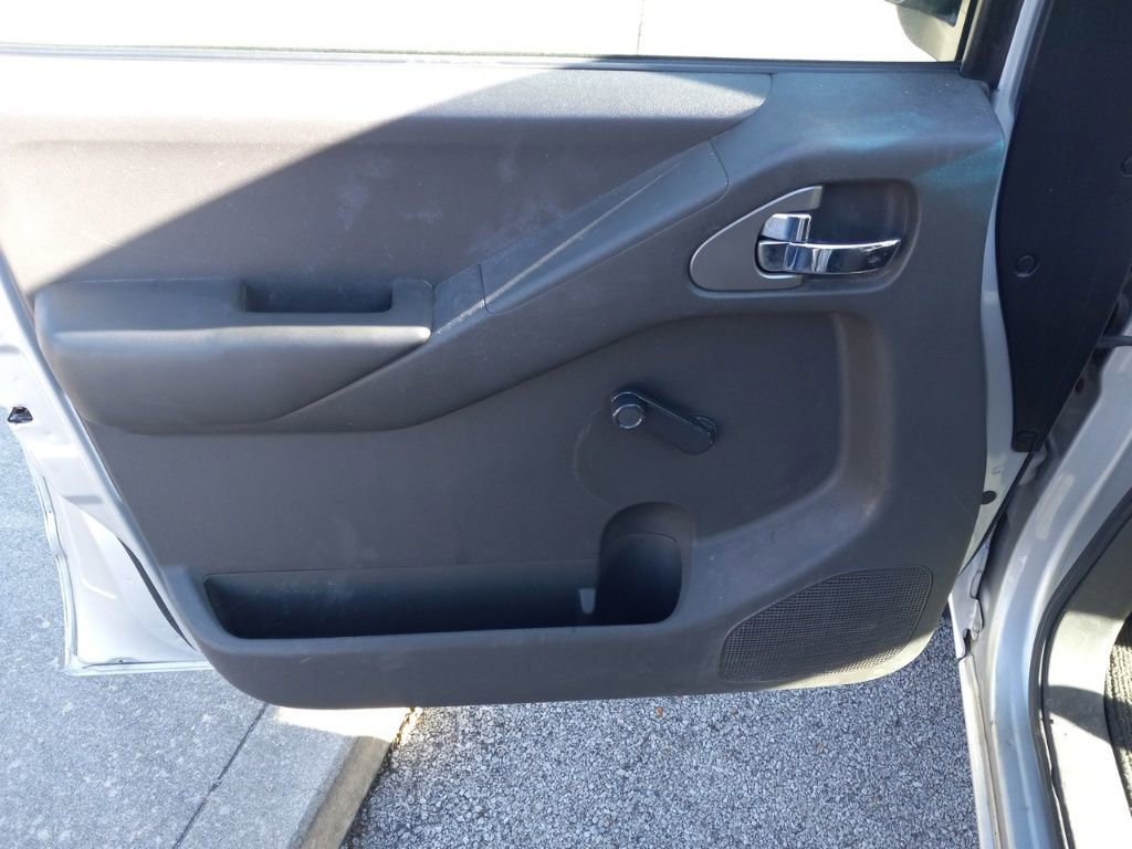 Used 2008 Nissan Frontier SE w/ Tow Hitch Pkg image 17