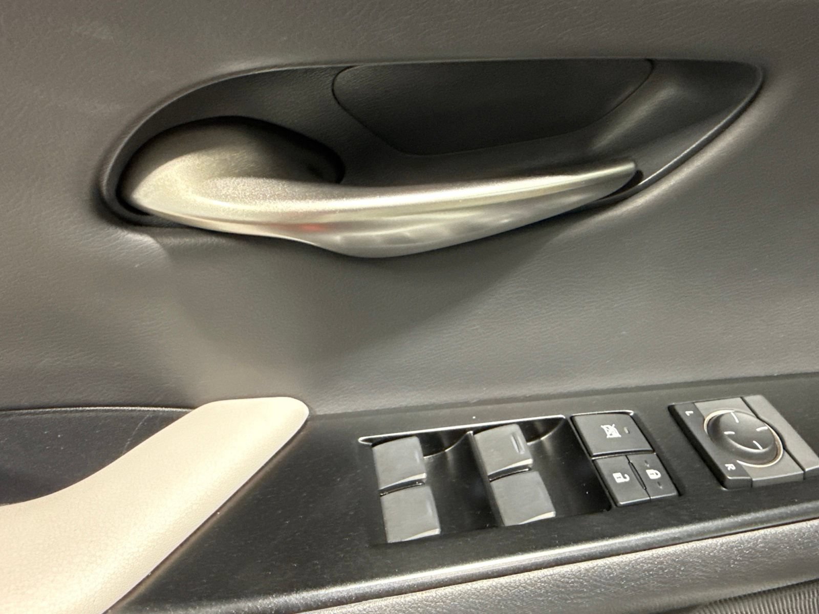 Used 2020 Lexus UX 250h w/ Premium Package AWD/4WD image 23