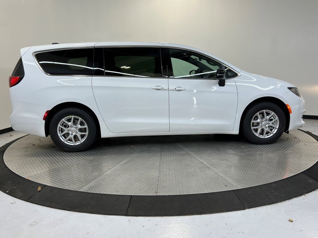 New 2026 Chrysler Voyager LX image 2