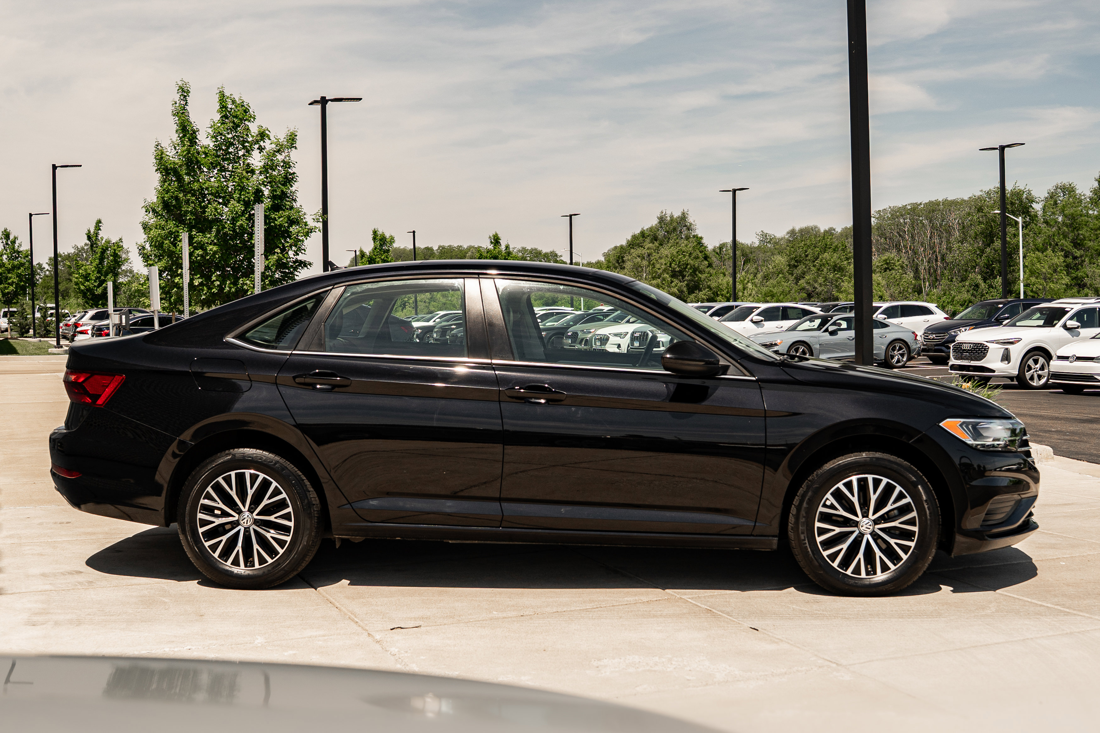 Used 2021 Volkswagen Jetta SE FWD image 2