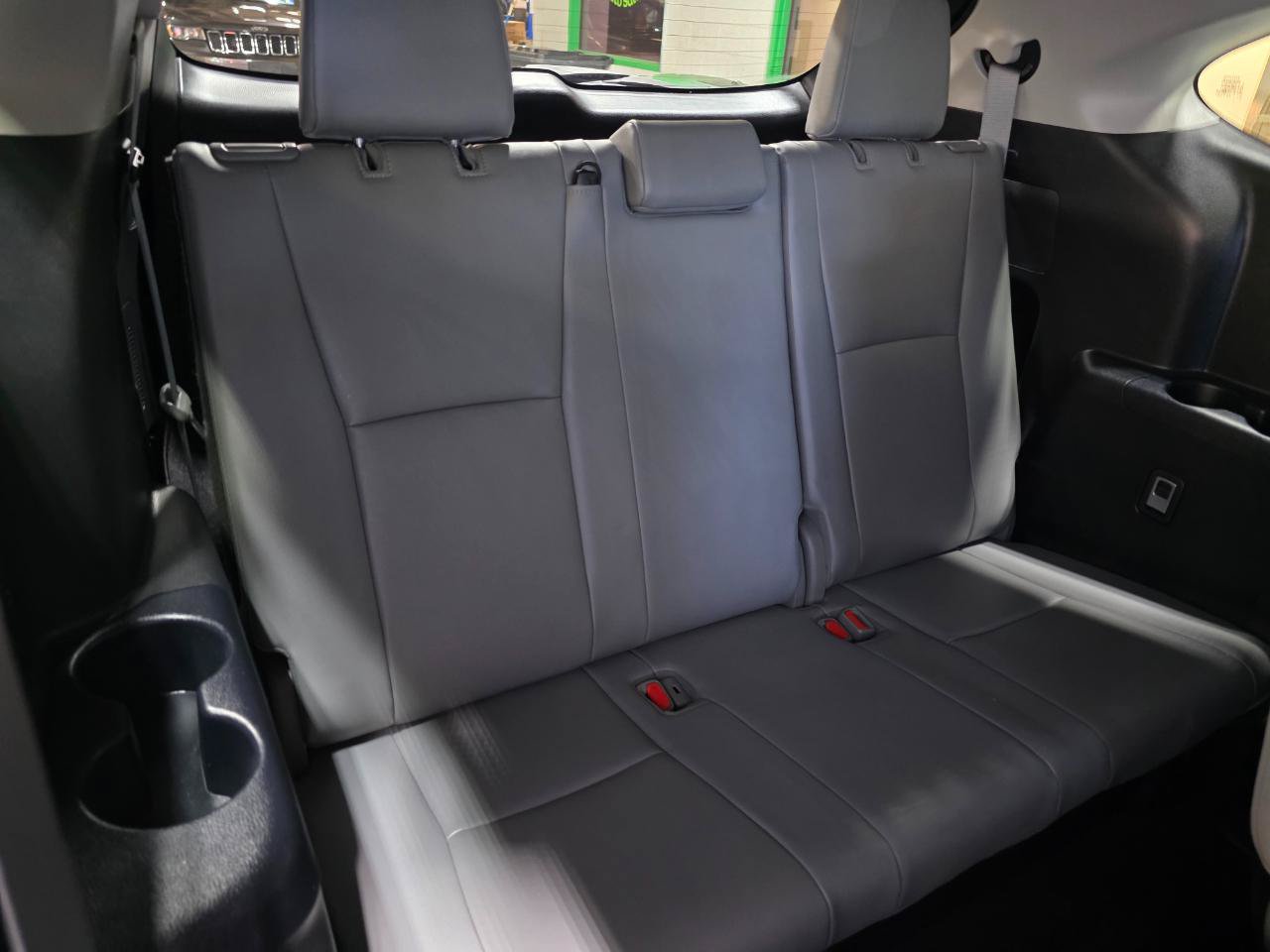 Used 2022 Toyota Highlander XLE AWD/4WD image 25