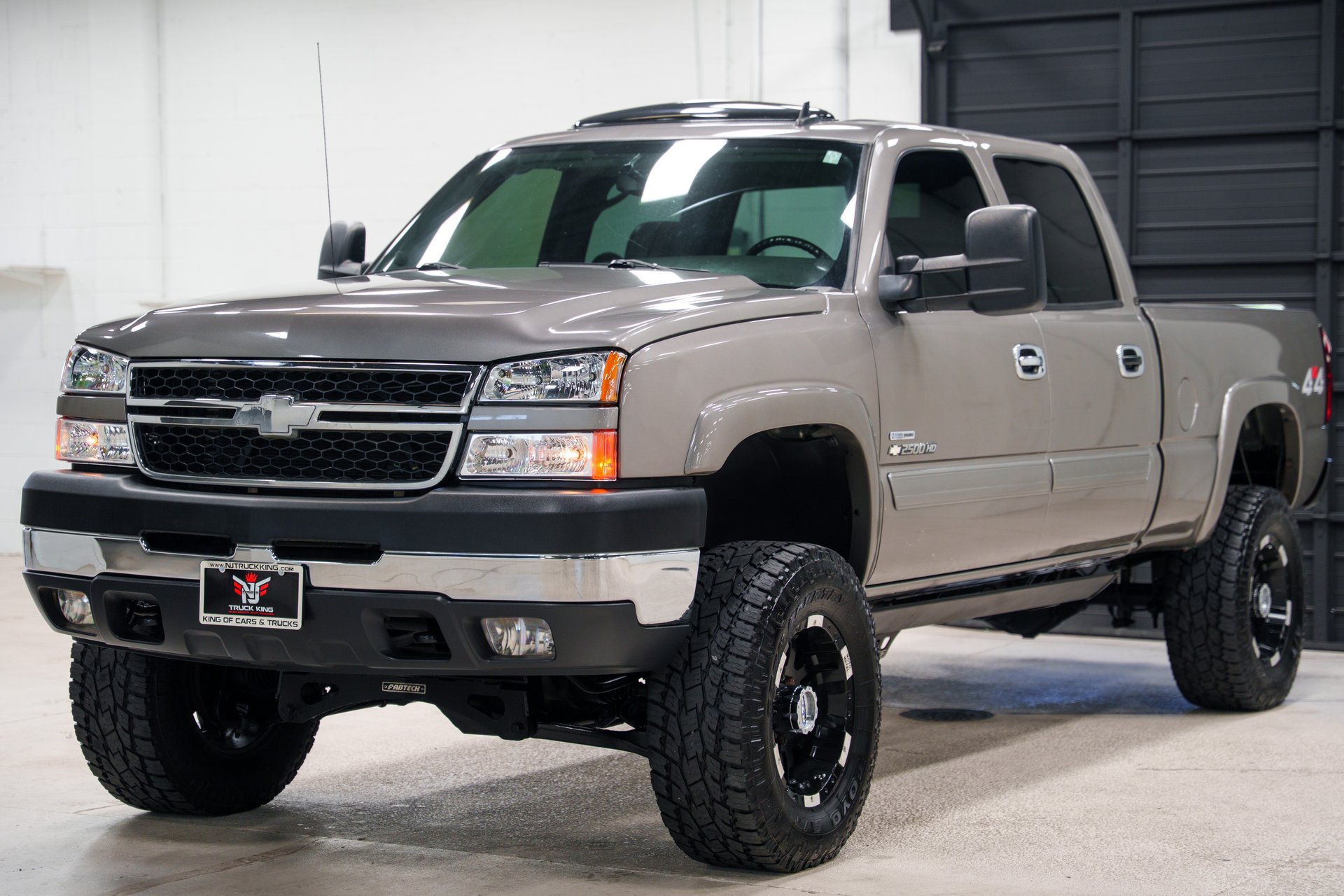 Used 2007 Chevrolet Silverado 2500 LT w/ Heavy-Duty Power Package AWD/4WD image 2