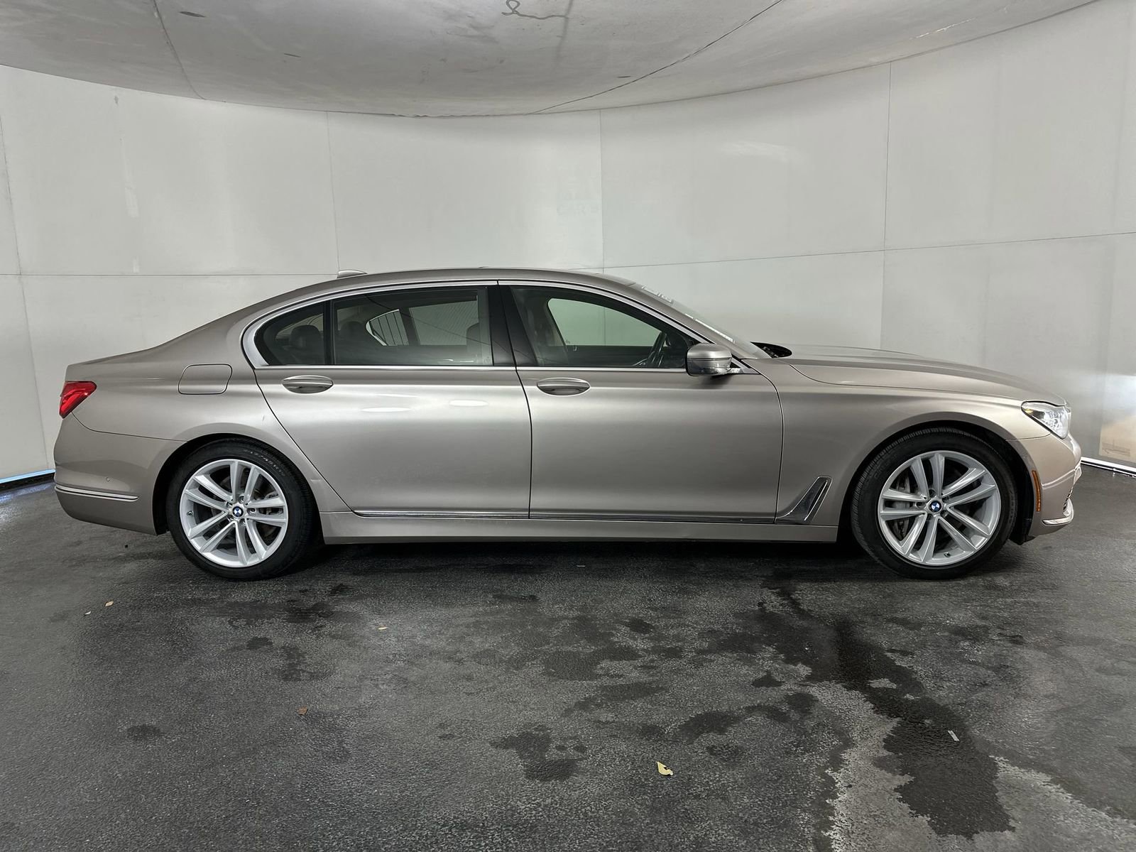 Used 2019 BMW 750i xDrive w/ Executive Package AWD/4WD image 9
