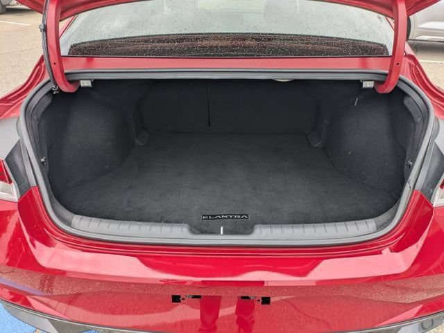 Used 2022 Hyundai Elantra Limited FWD image 4