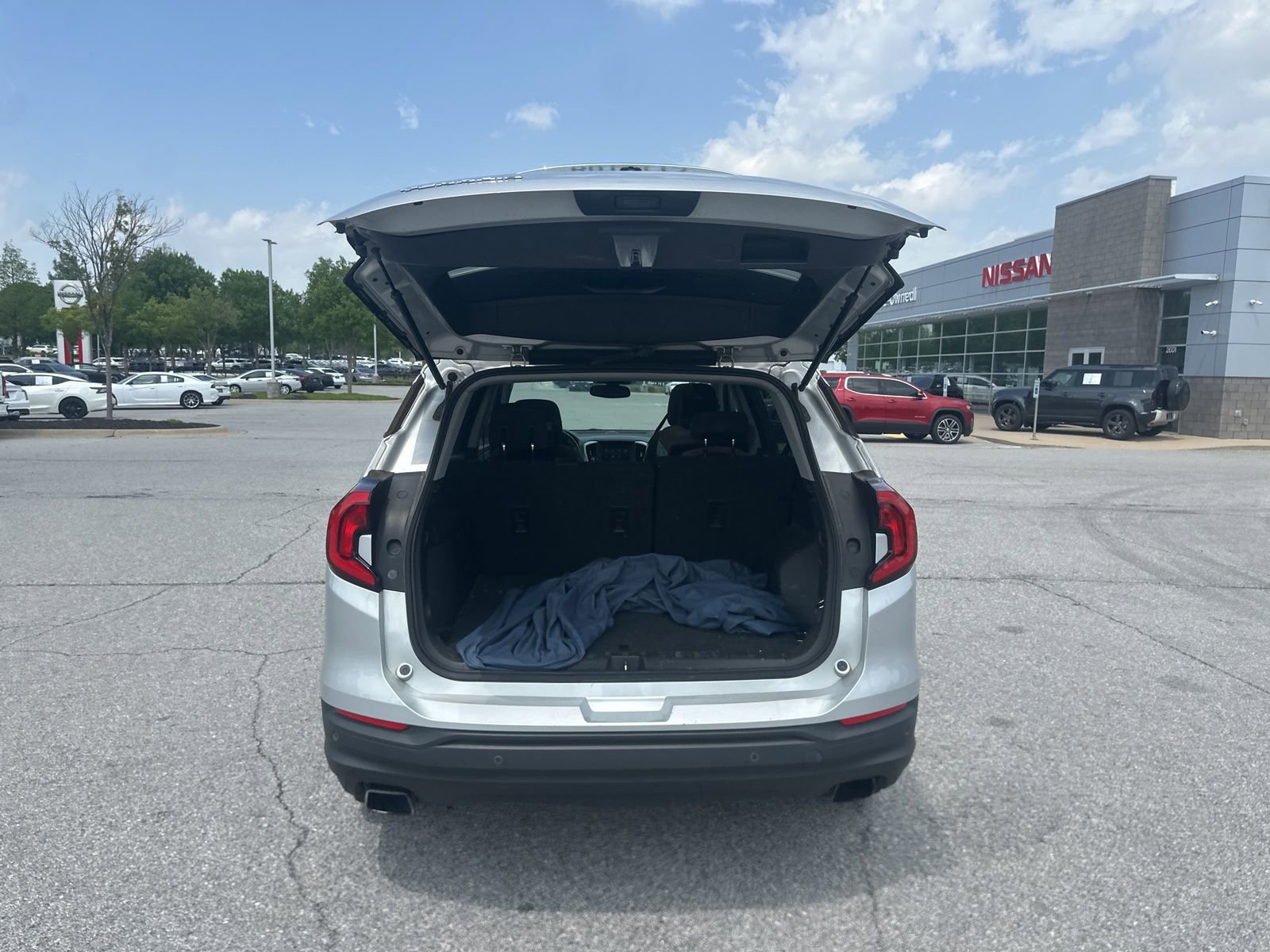Used 2018 GMC Terrain SLE w/ Driver Convenience Package FWD image 11