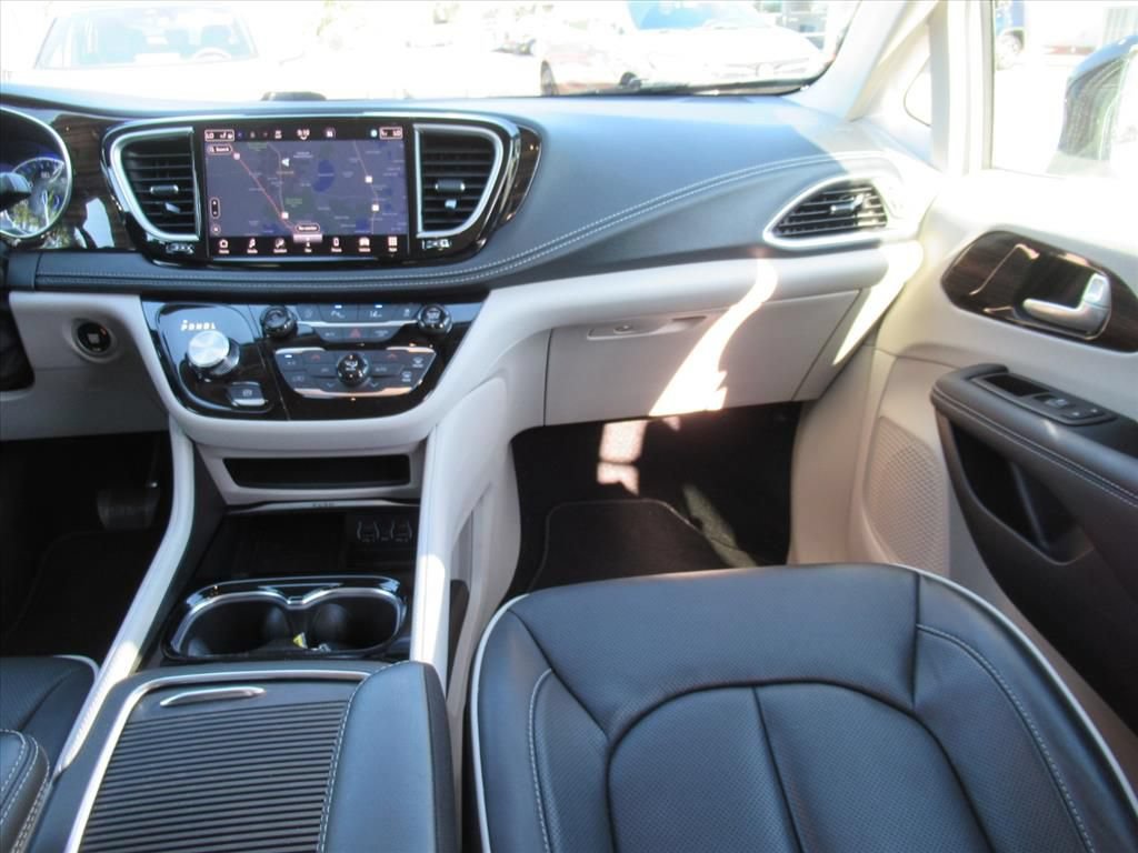 Certified 2024 Chrysler Pacifica Limited AWD/4WD image 14