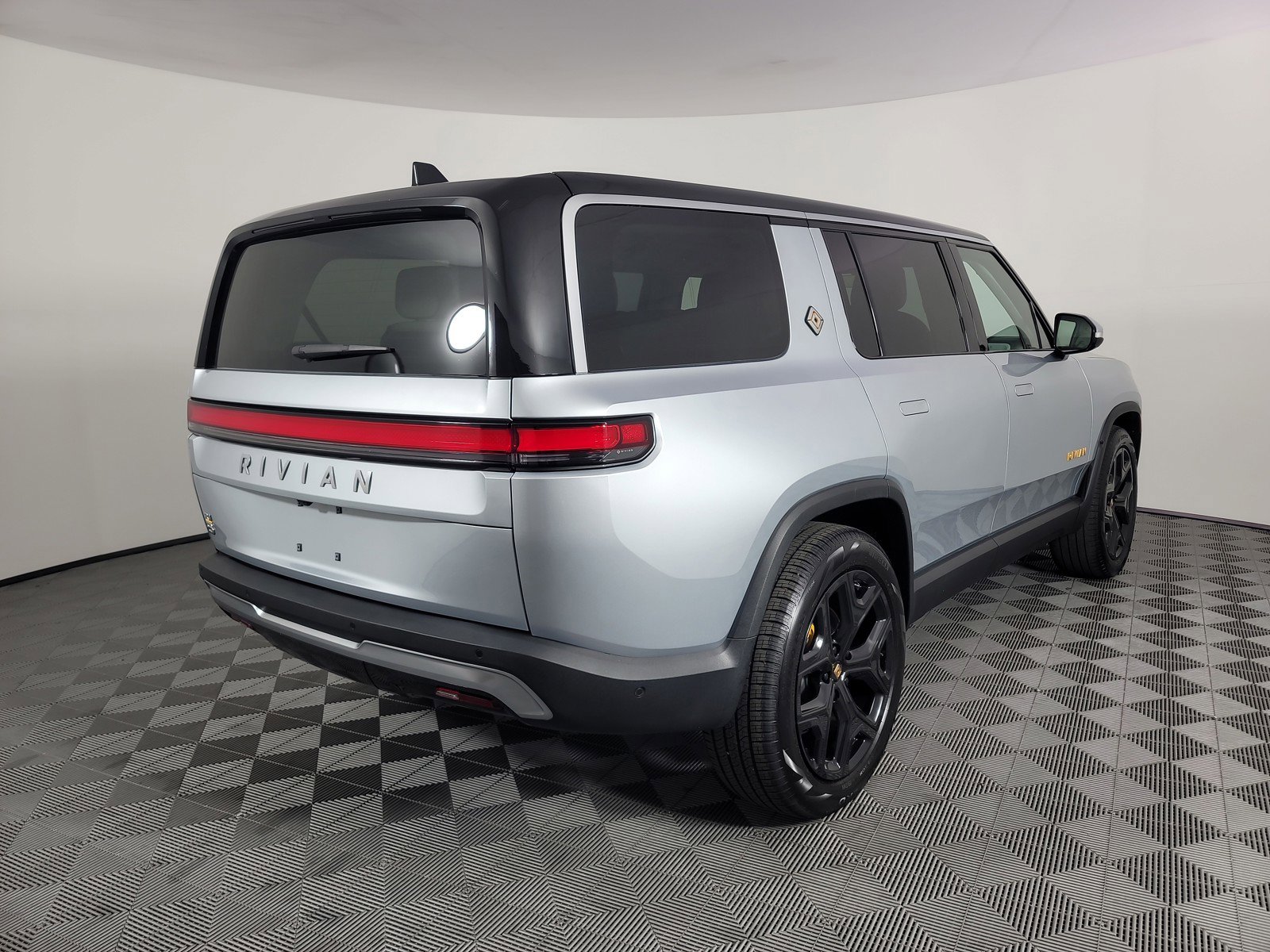 Used 2024 Rivian R1S Adventure image 5
