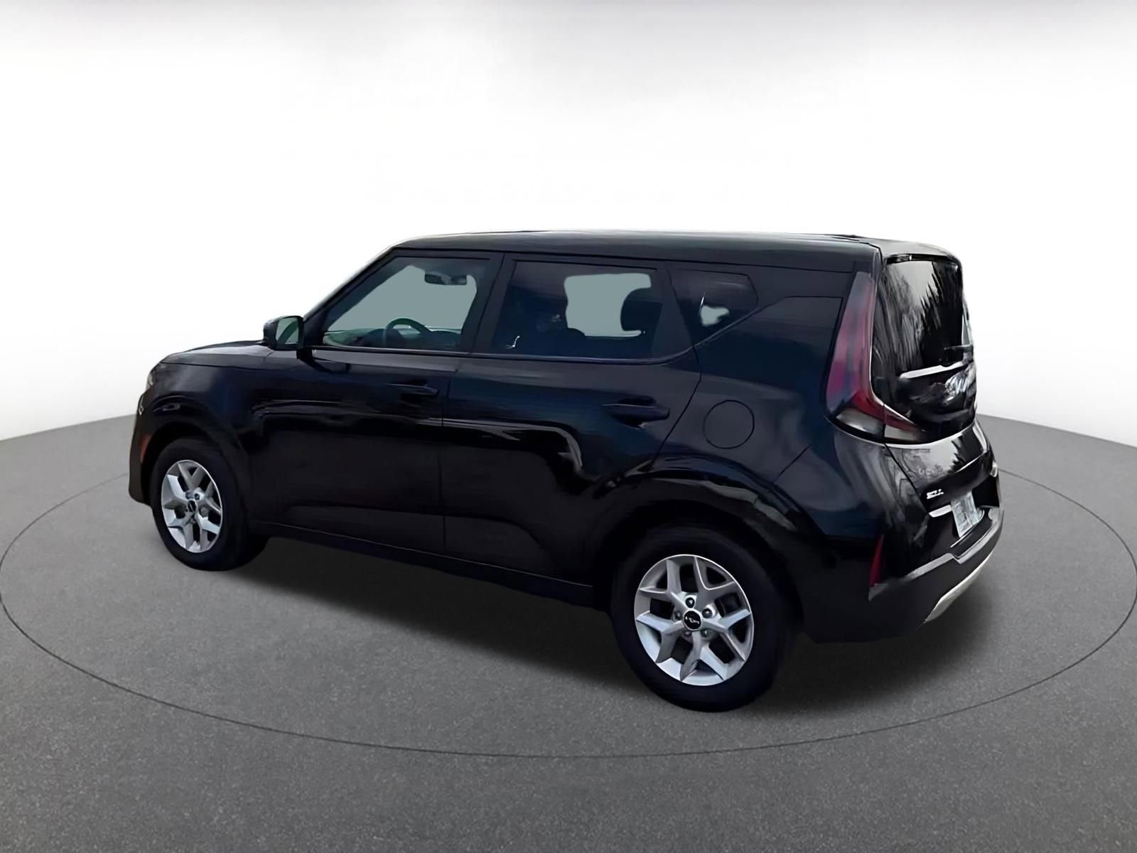 Used 2025 Kia Soul LX w/ LX Technology Package FWD image 9