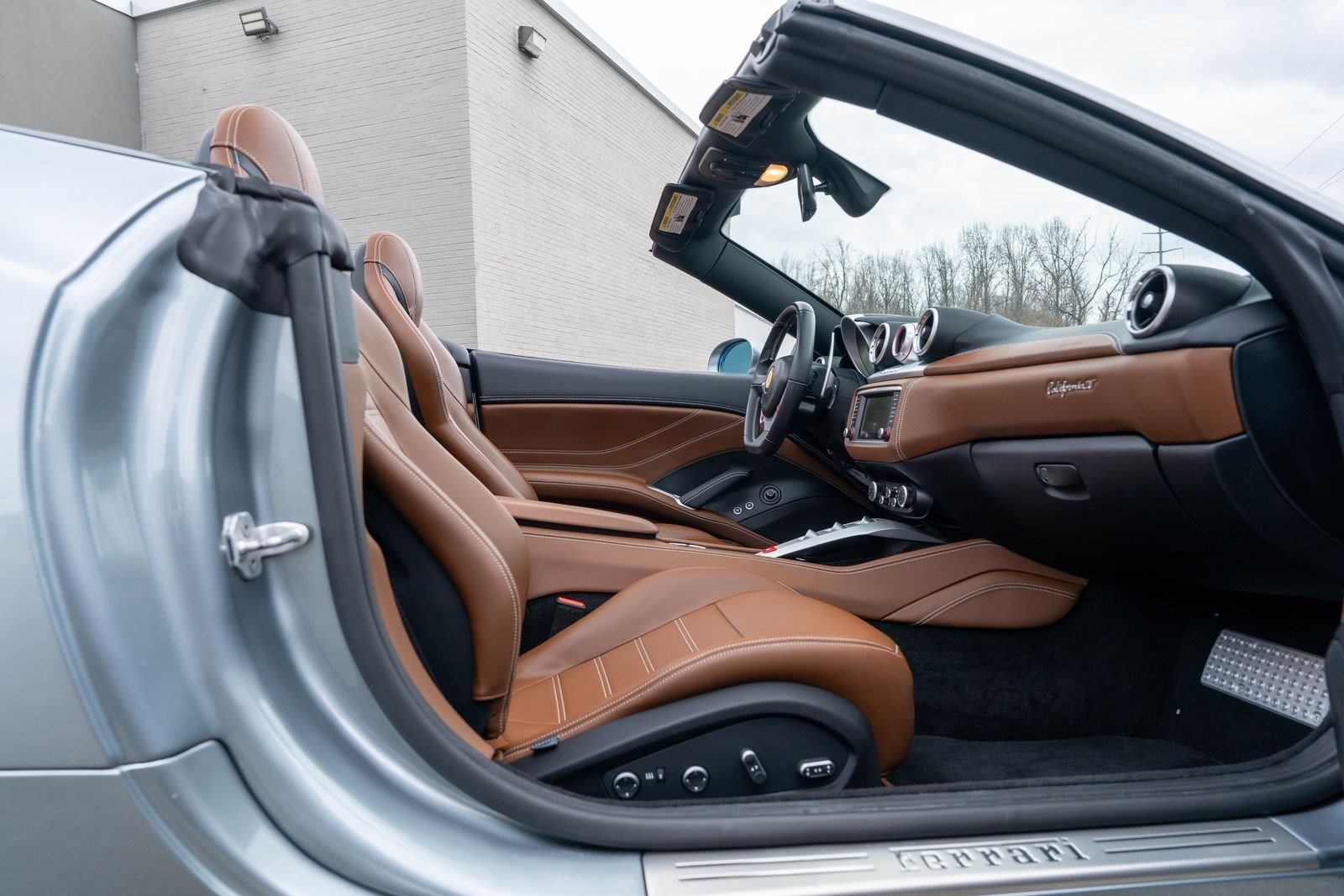 Used 2017 Ferrari California T RWD image 54