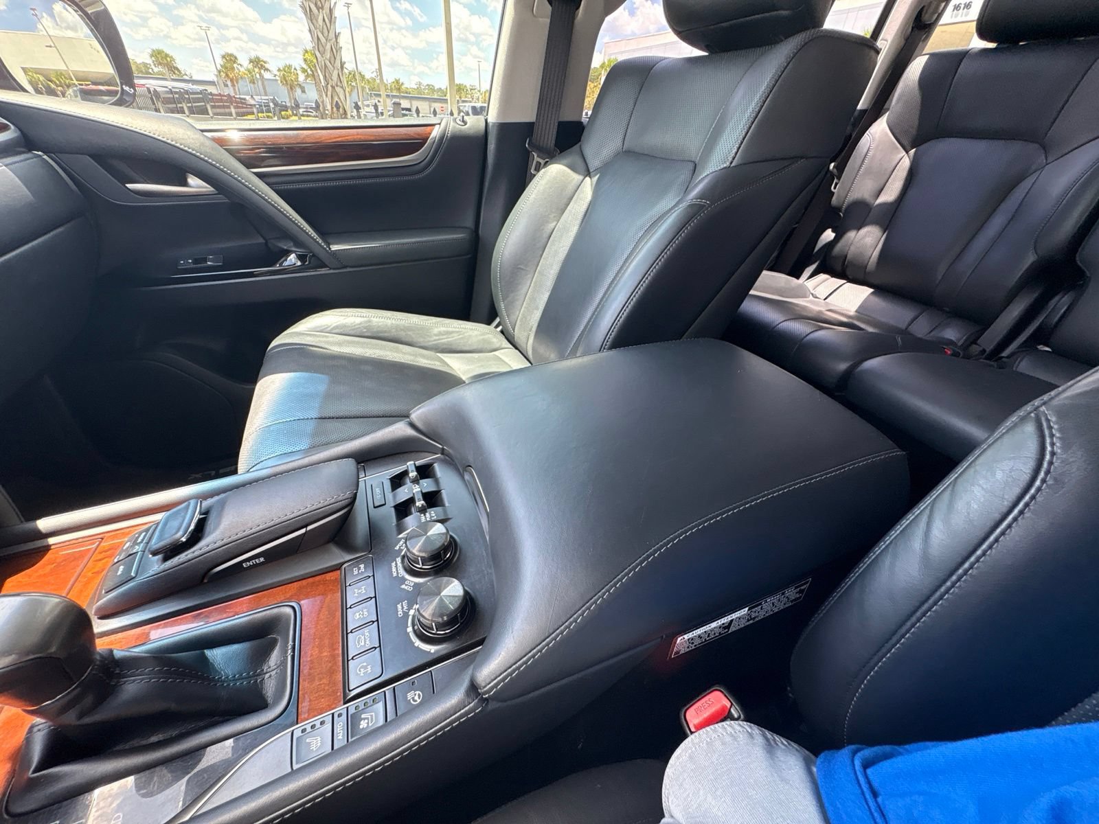 Used 2019 Lexus LX 570 4WD w/ Luxury Package image 31