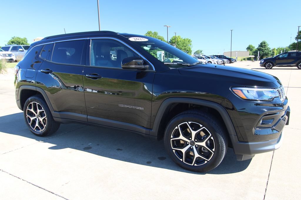 Used 2025 Jeep Compass Limited AWD/4WD image 3