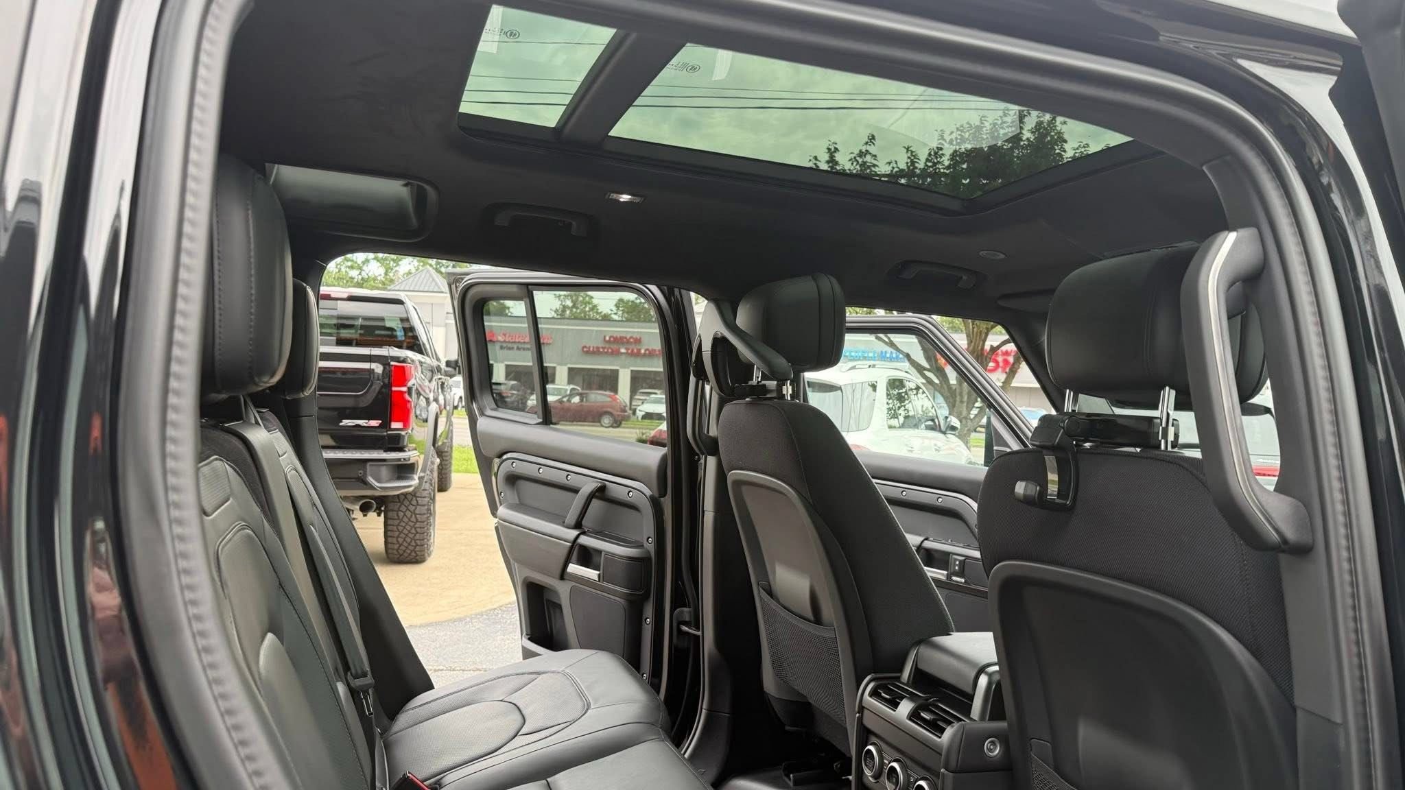 Used 2025 Land Rover Defender 110 X AWD/4WD image 21