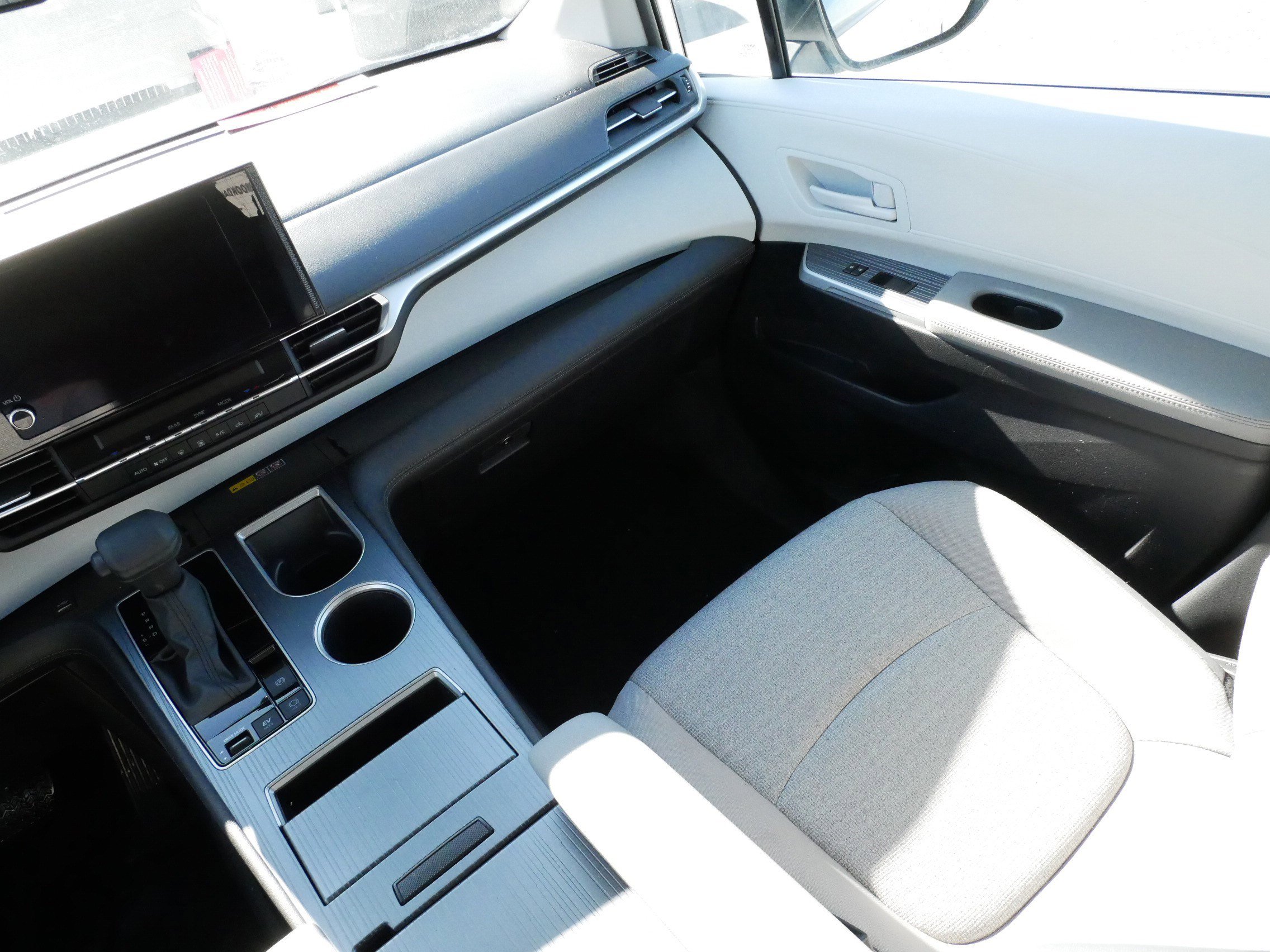 Certified 2025 Toyota Sienna LE image 11