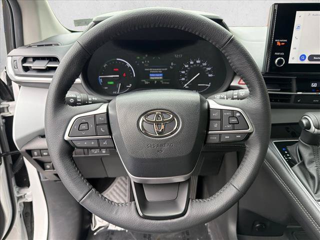 Used 2025 Toyota Sienna XLE AWD/4WD image 15