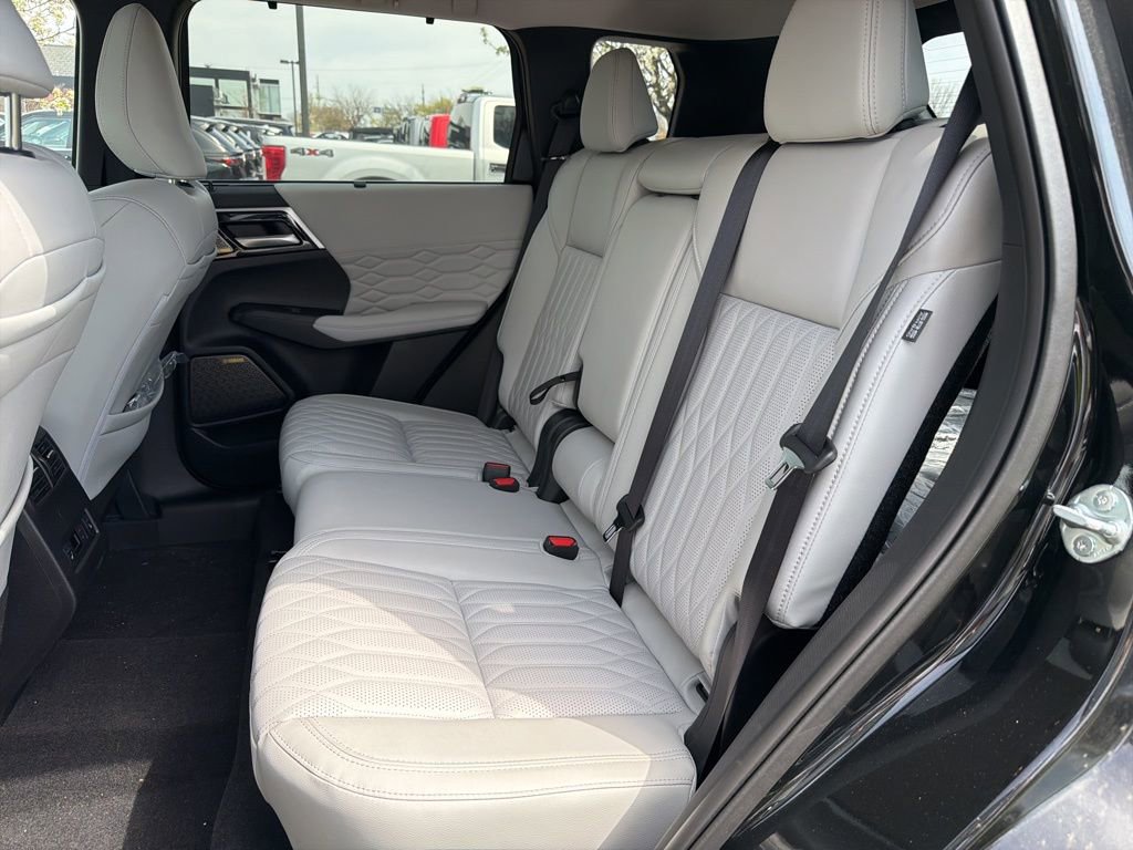 Used 2025 Mitsubishi Outlander AWD image 9