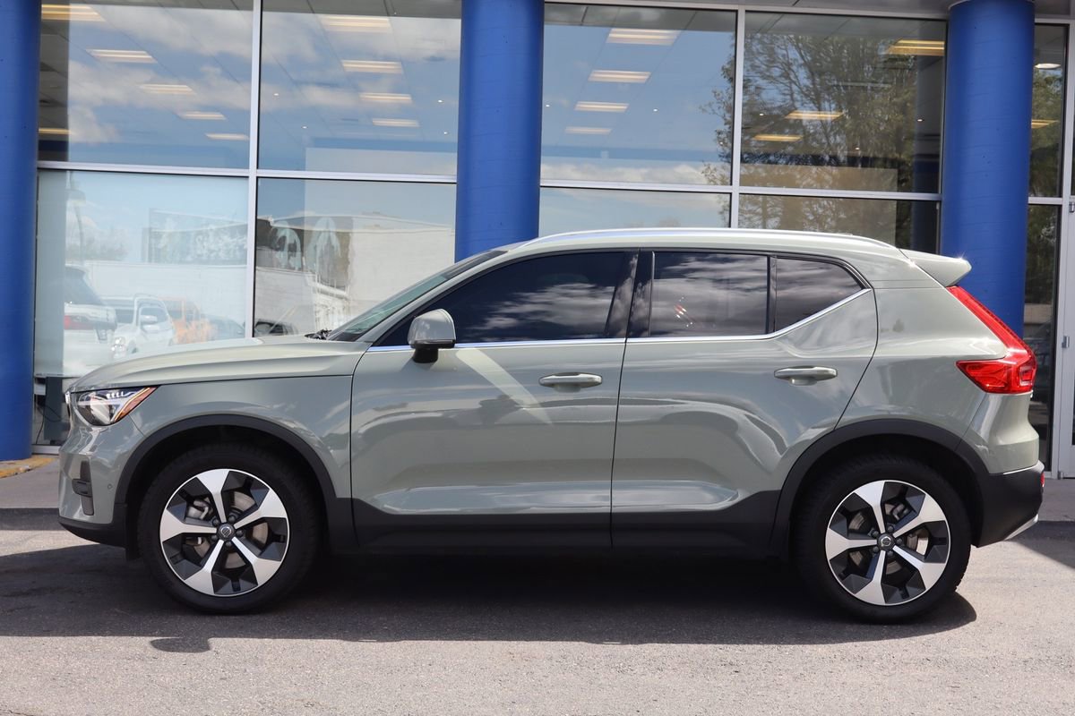 Used 2024 Volvo XC40 B5 Plus AWD/4WD image 2
