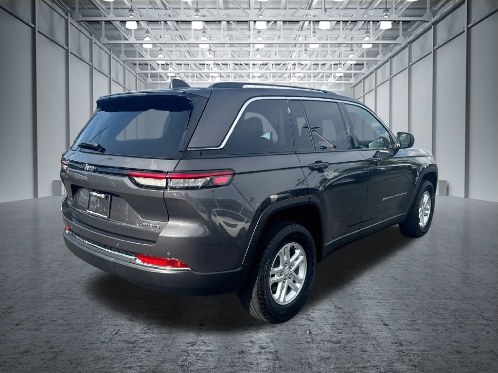 Used 2023 Jeep Grand Cherokee Laredo AWD/4WD image 9