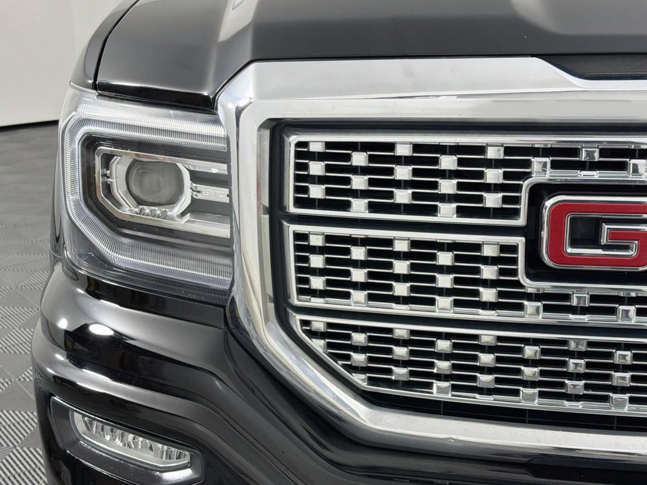 Used 2017 GMC Sierra 1500 Denali AWD/4WD image 3