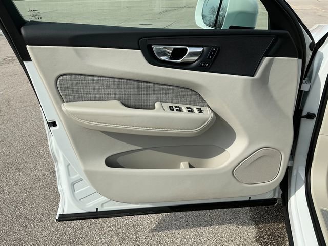 Used 2022 Volvo XC60 B5 Momentum AWD/4WD image 7