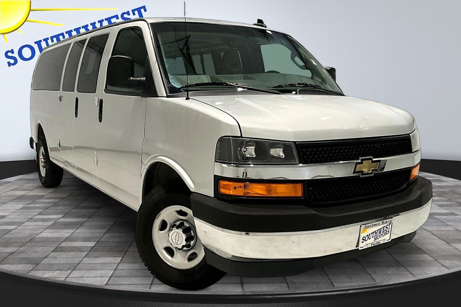 Used 2018 Chevrolet Express 3500 LT w/ LT Preferred Equipment Group RWD image 3