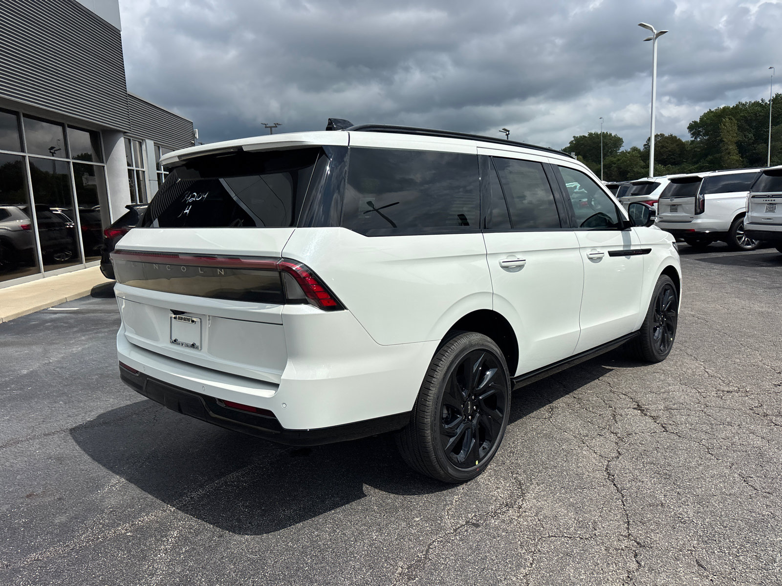 New 2027 Lincoln Navigator Reserve w/ Jet Appearance Package AWD/4WD image 7