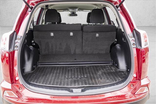 Used 2018 Toyota RAV4 LE image 24
