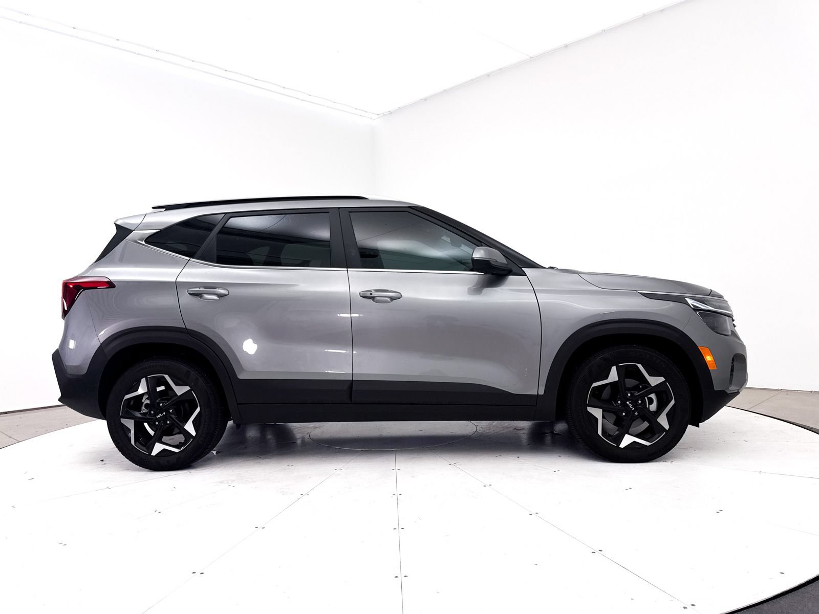 Certified 2024 Kia Seltos EX FWD image 38