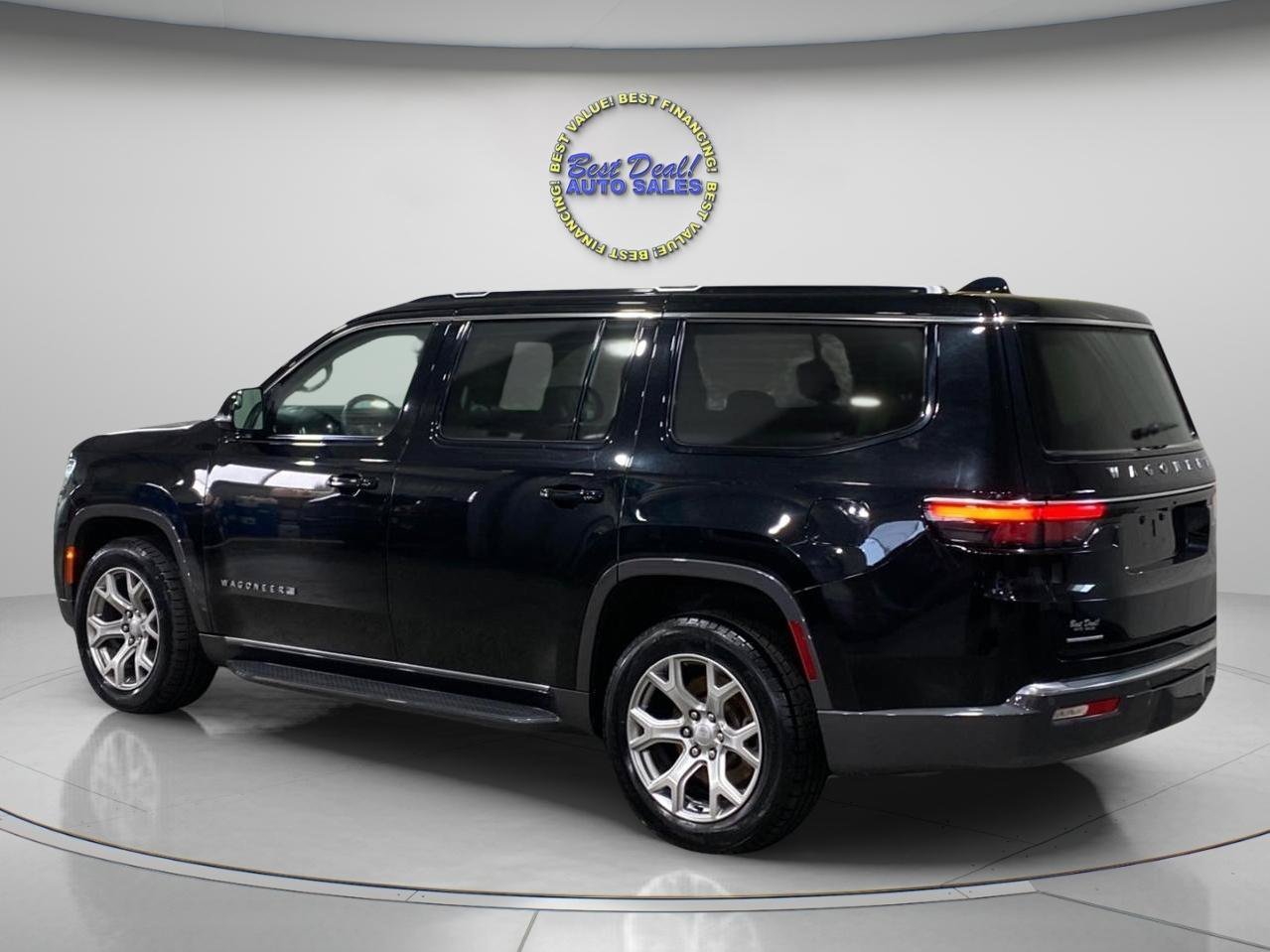 Used 2022 Jeep Wagoneer Series I w/ Premium Group I AWD/4WD image 3