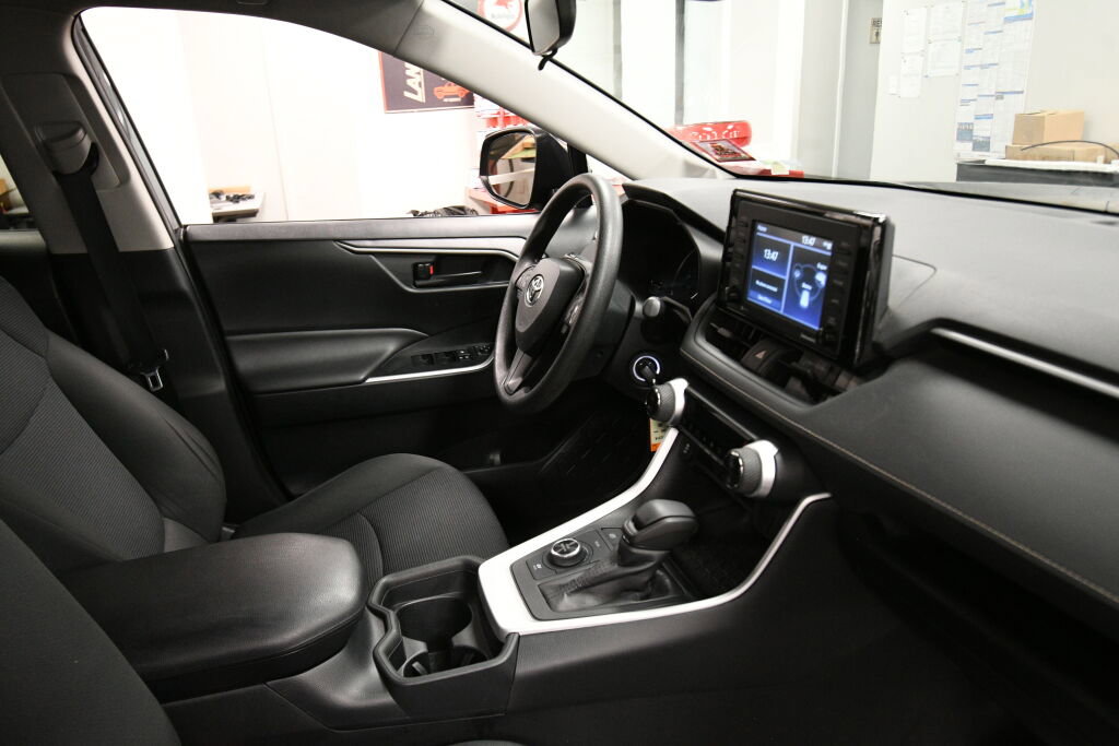 Used 2020 Toyota RAV4 LE w/ Carpet Mat Package image 28