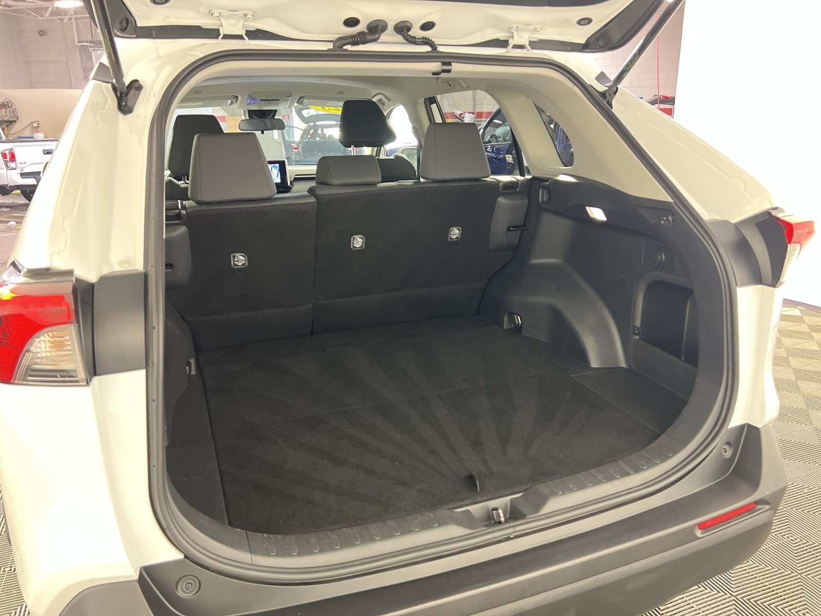 Used 2025 Toyota RAV4 XLE AWD/4WD image 26