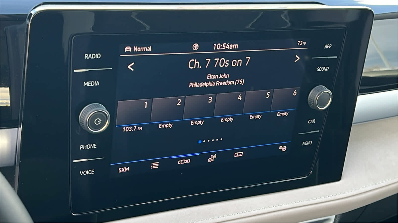 Used 2025 Volkswagen Taos SE w/ Panoramic Sunroof Package image 15