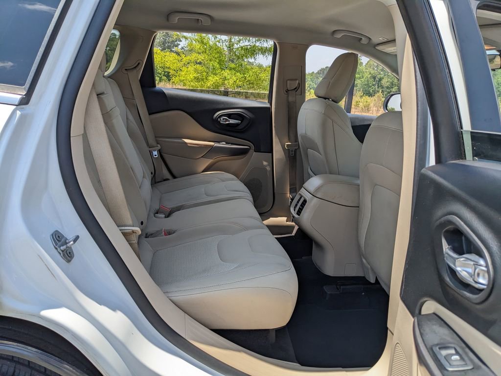 Used 2019 Jeep Cherokee Latitude w/ Popular Appearance Group FWD image 33